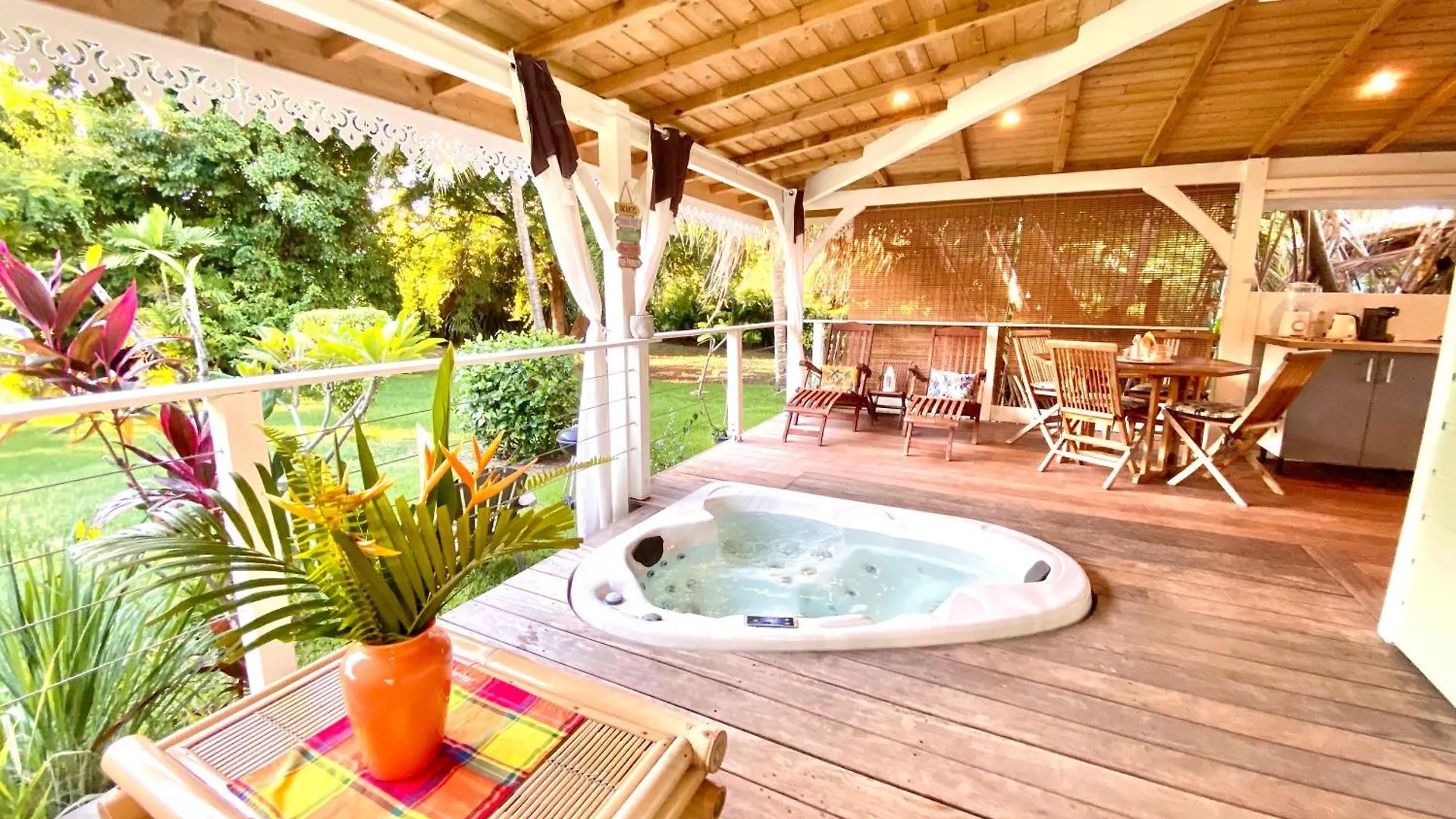 Chalet Villa Gaïa - Bungalow Ti-Zen et son jacuzzi niché dans un jardin tropical, séjour en amoureux Le Diamant