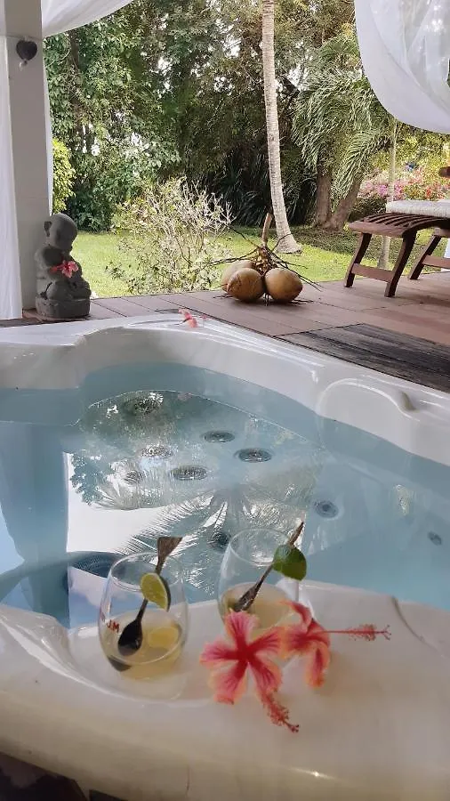 Villa Gaia - Bungalow Ti-Zen Et Son Jacuzzi Niche Dans Un Jardin Tropical, Sejour En Amoureux Le Diamant 0*,  Martinique