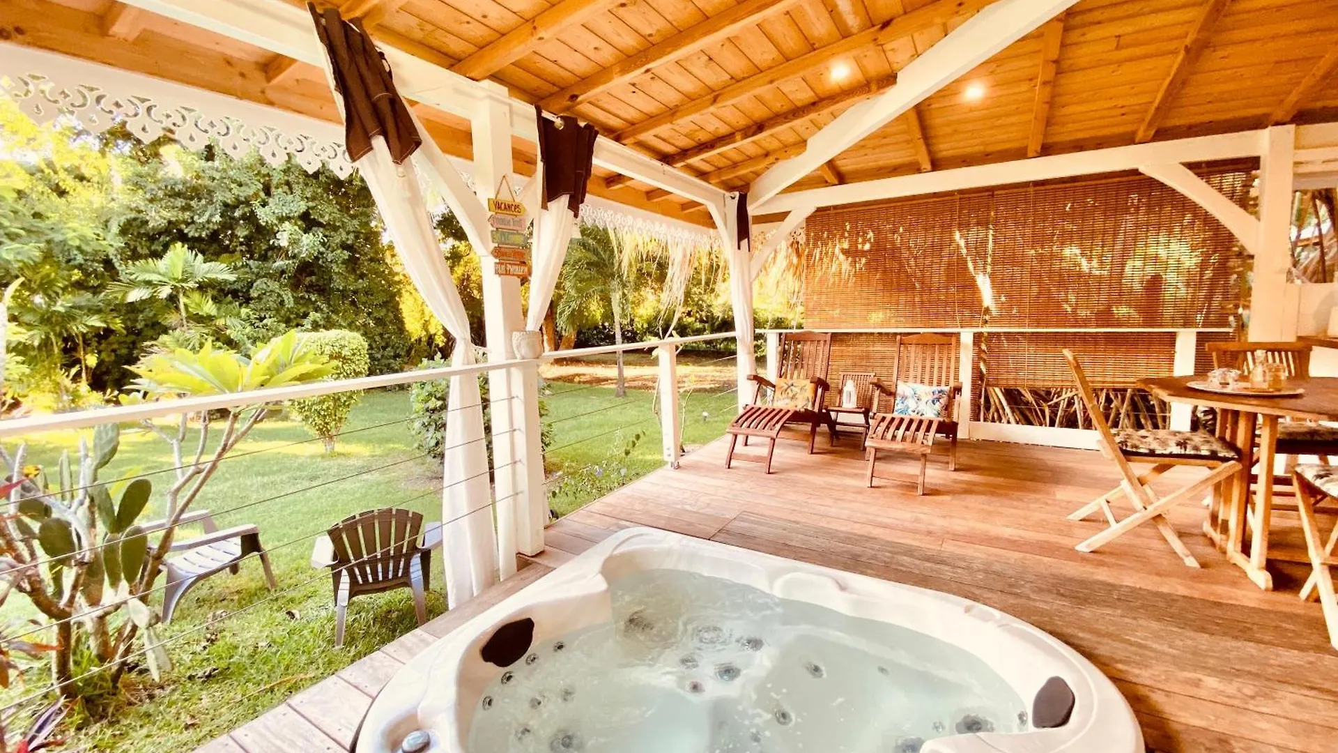 Villa Gaia - Bungalow Ti-Zen Et Son Jacuzzi Niche Dans Un Jardin Tropical, Sejour En Amoureux Le Diamant 0*,  Martinique