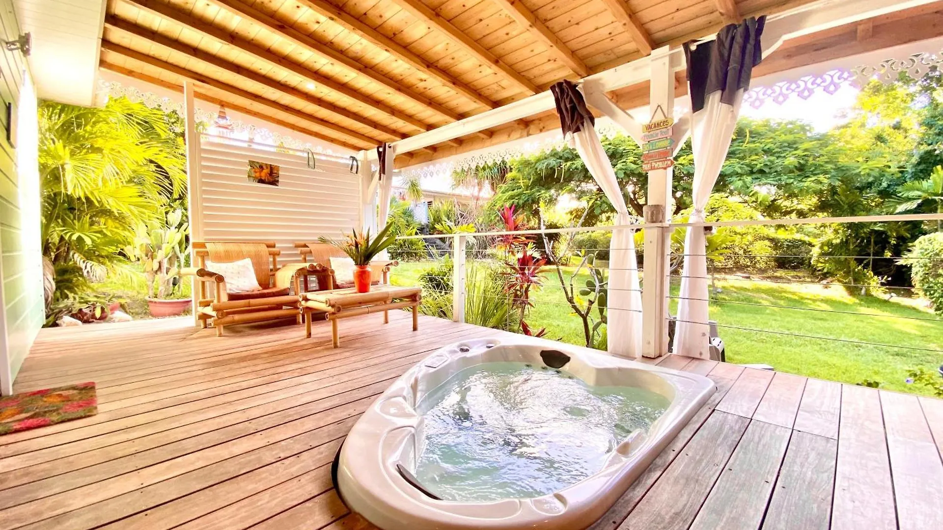 Villa Gaia - Bungalow Ti-Zen Et Son Jacuzzi Niche Dans Un Jardin Tropical, Sejour En Amoureux Le Diamant Chalet